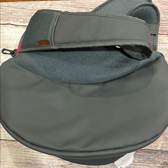 Yudodo Comfy Paws Pet Sling Carrier - Black and Pink - Picture 10 of 13